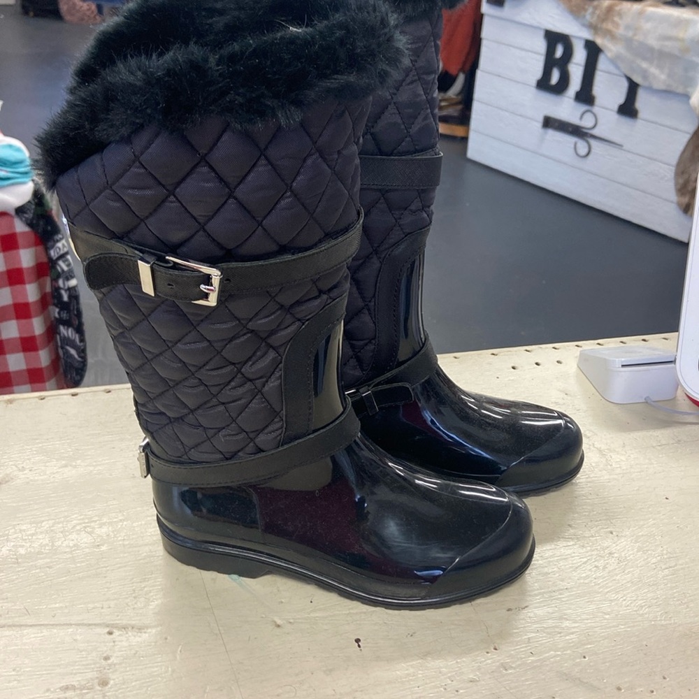 Michael kors snow boots size 8 with faux fur trim